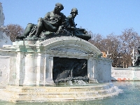 Buckingham Palace Fountain (water side).jpg
